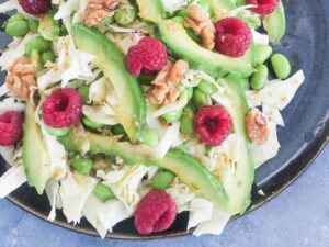 Salat med spidskål, avocado og hindbær
