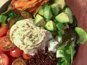 Buddha bowl med sød kartoffel og quinoa