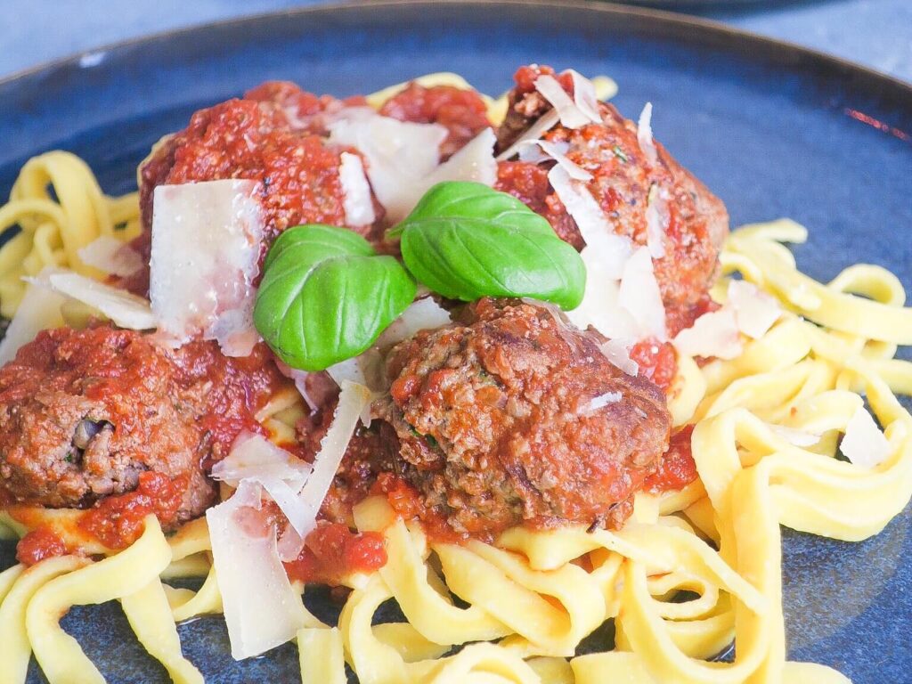 Pasta med kødboller i tomatsovs