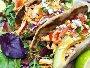 Hjemmelavede tacos med pulled chicken