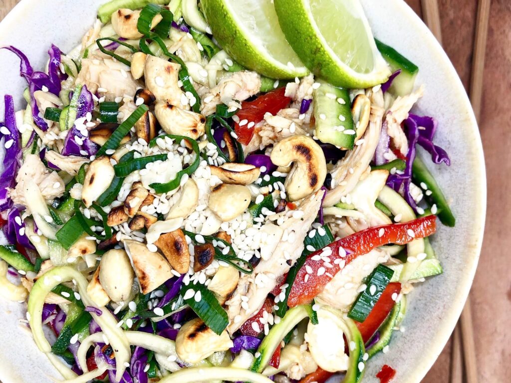 Asiatisk salat med kylling og squashnudler