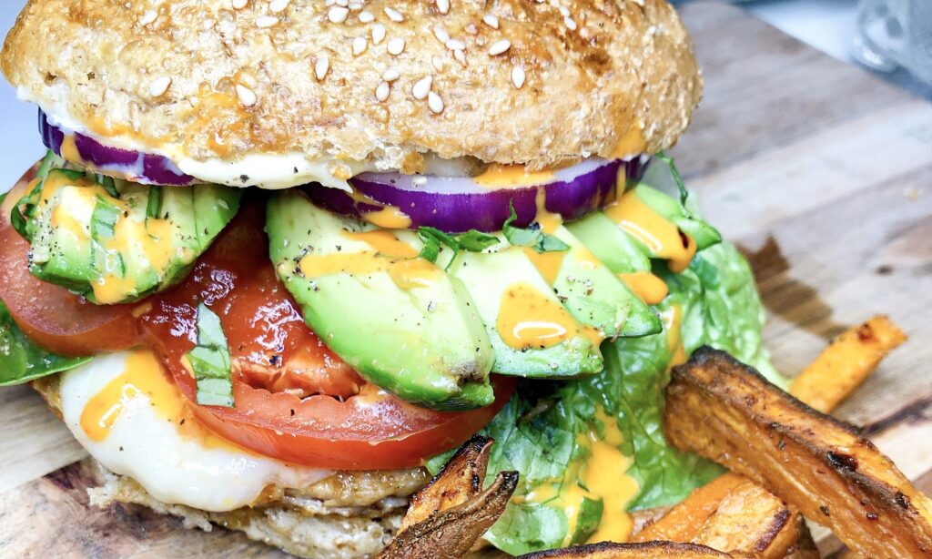 Mexicansk kyllingeburger med avocado og salsa