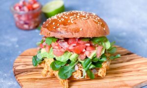 Mexicansk kyllingeburger med hjemmelavet salsa