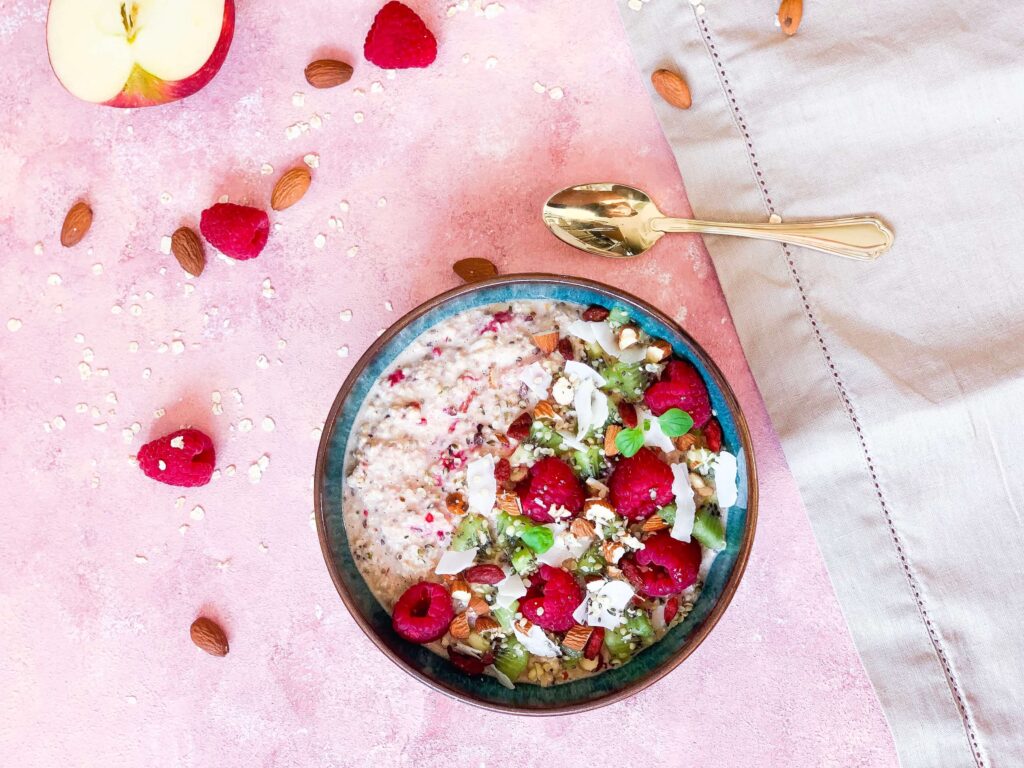 Bircher müsli med æble og hindbær