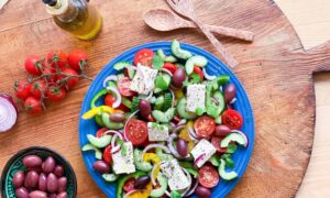 Græsk salat med oliven og fetaost