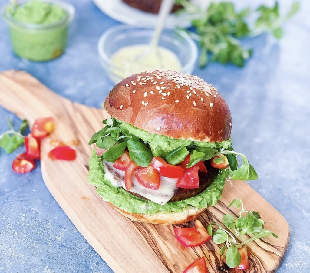 Vegetarburger med avocado- og ærtedip